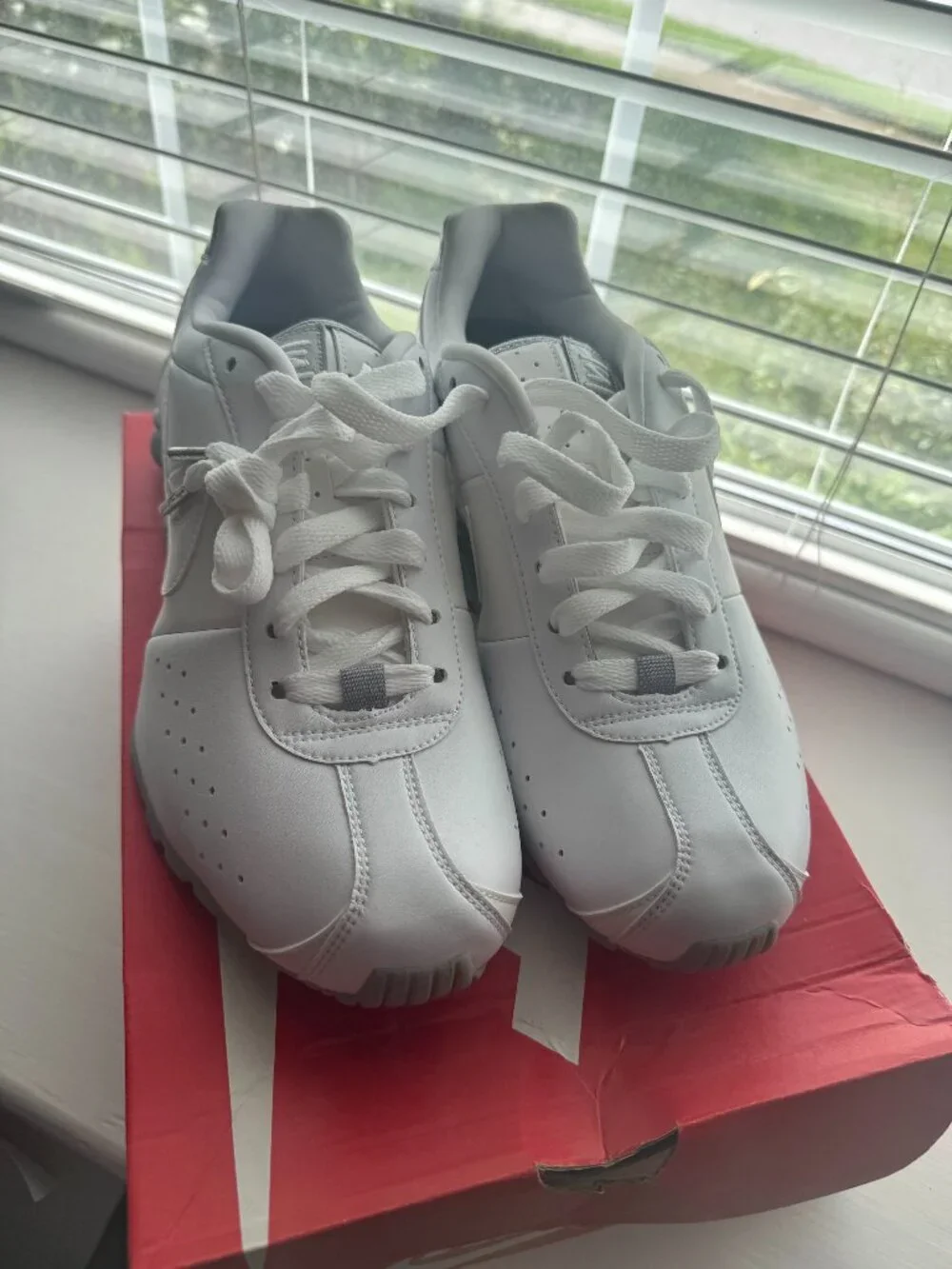 Womens White Nike Shox Classic II Size 9.5 New in Damaged Box